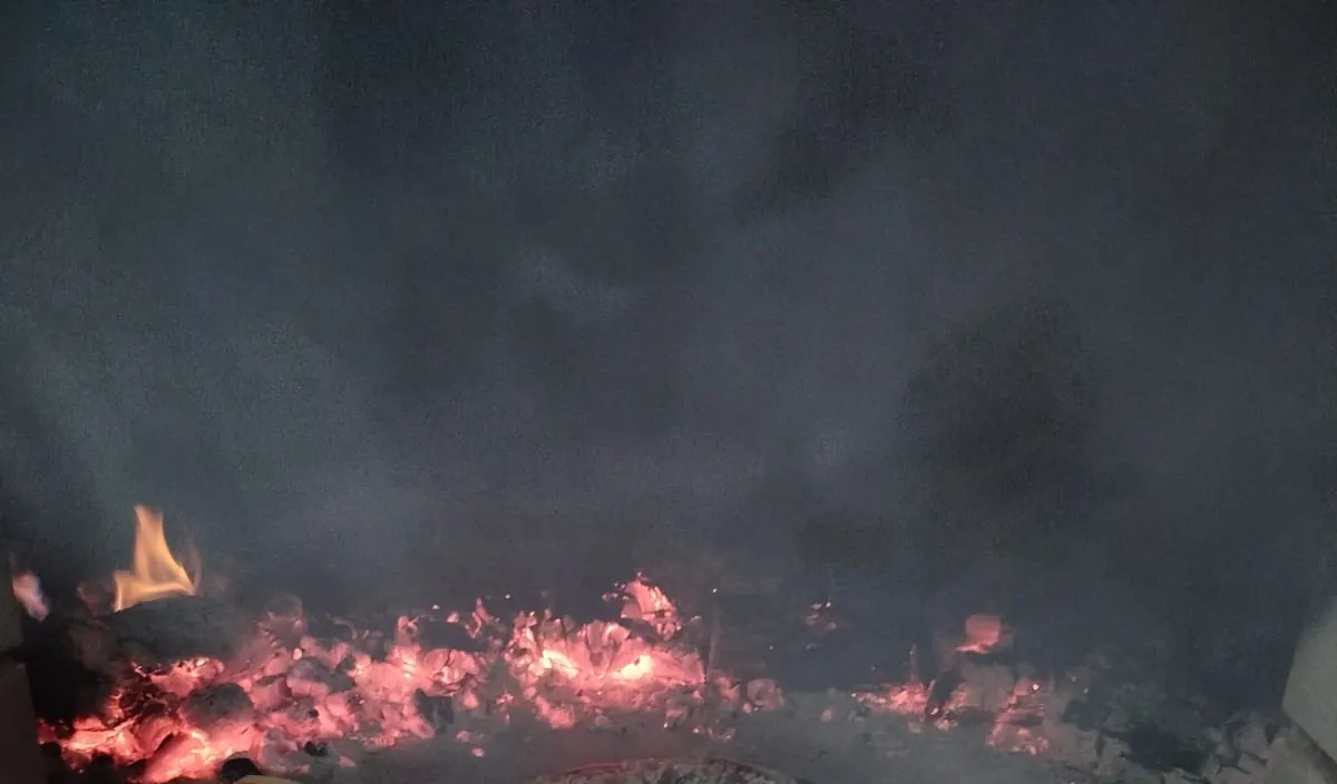 Ascuas encendidas dentro del horno de leña