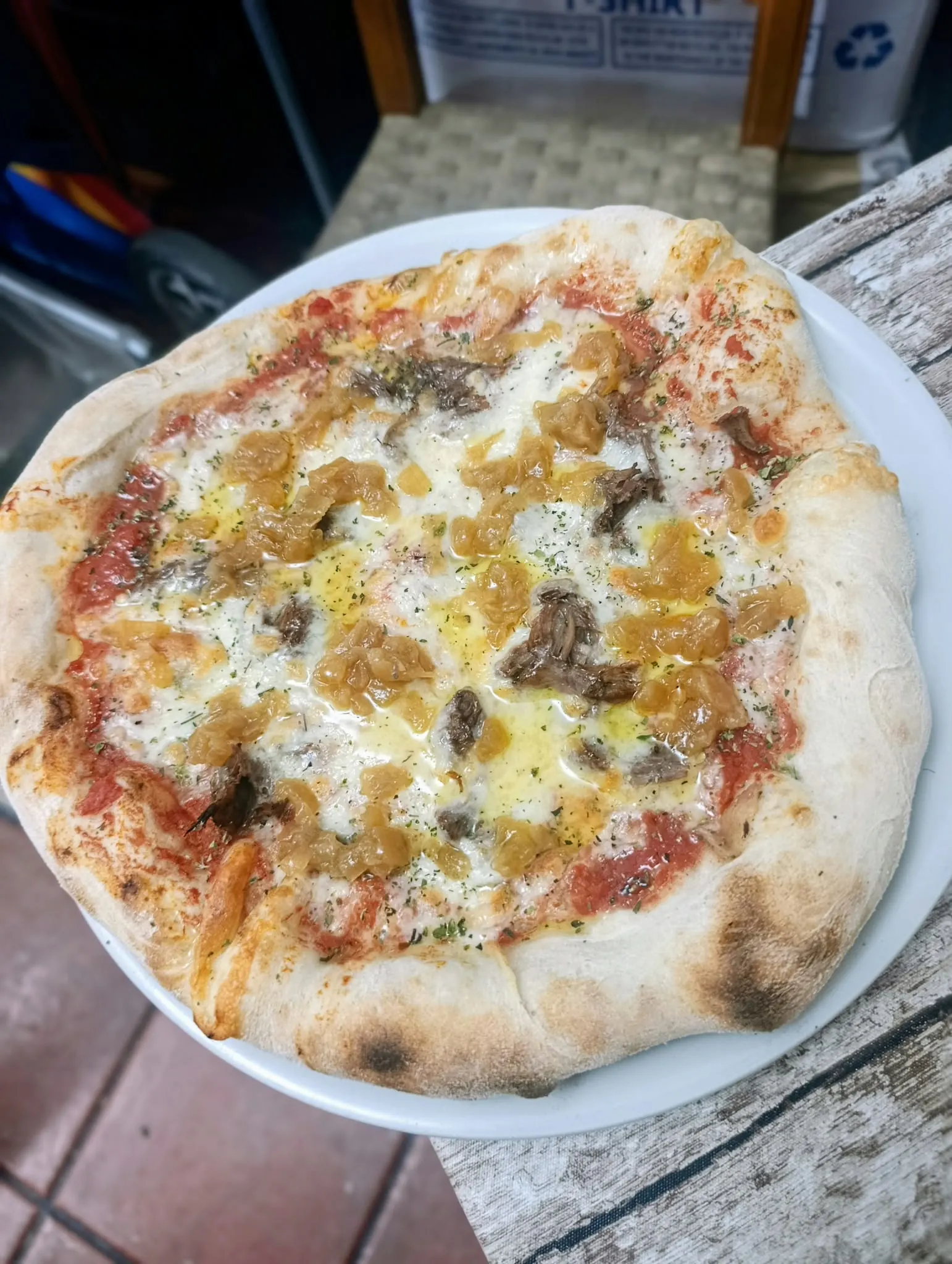 Pizza de carrillada al tinto recién salida del horno de leña