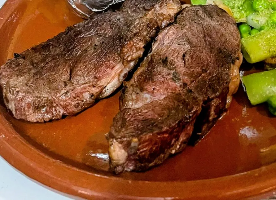Pluma ibérica a la brasa en un plato de barro